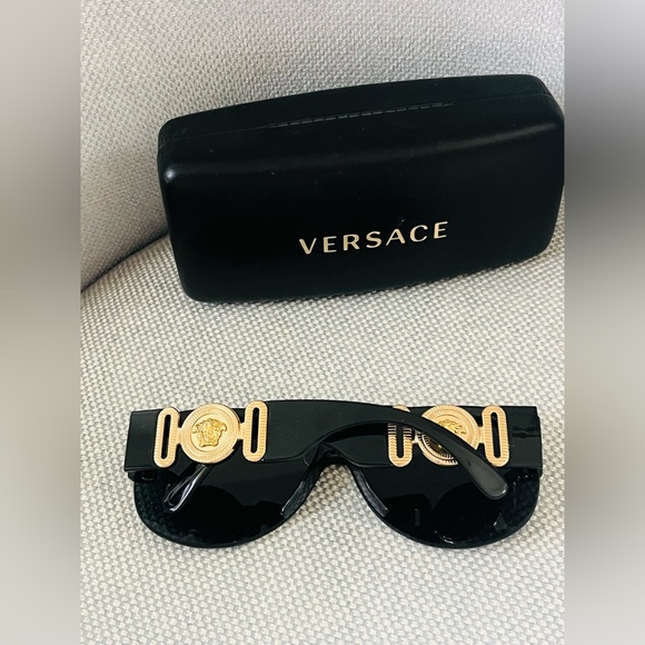 Stylish Versace Black Sunglasses with Gold Accents - Picture 9 of 11